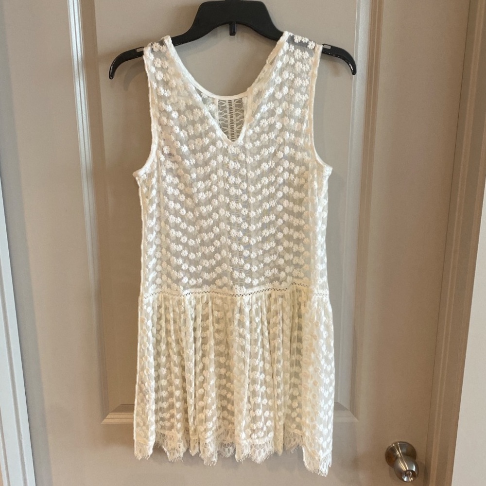 F21 NWT Embroidered Mesh Back Keyhole Tunic
